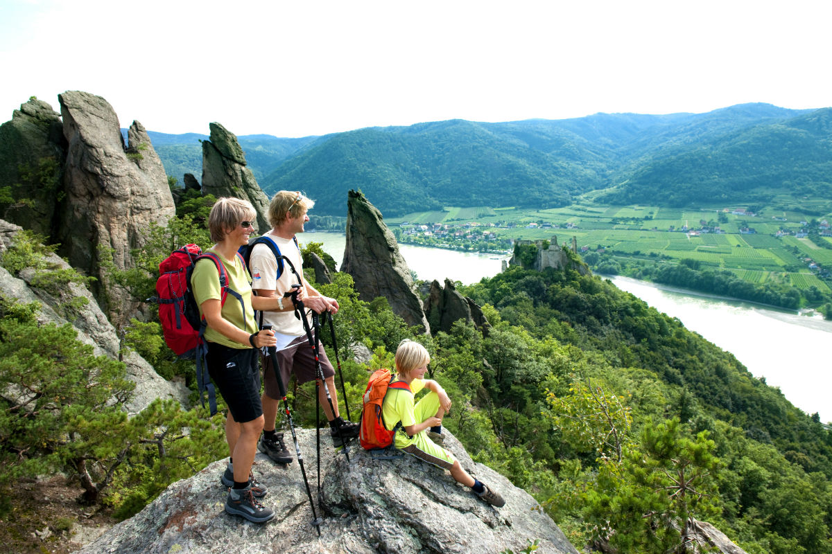 Wandern am Welterbesteig / Hiking on the World Heritage Trail (c) Niederösterreich Werbung/Robert Herbst